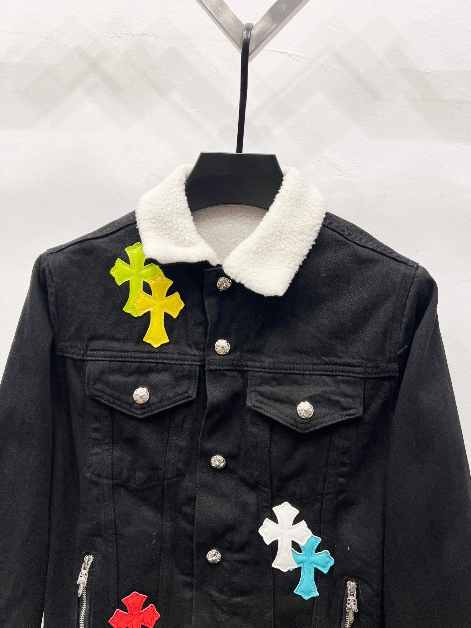 P340 (Higher version of lambswool) Style number: (r079) Chrome Hearts Chrome Hearts colorful patchwork lamb fur collar jacket, the same style as the Internet celebrity star's cross-printed denim jacket, the unique cross design element is full of design. It is made of 100% denim cotton fabric with heavy coarse yarn count, which ensures a stiff and tough silhouette while being soft, comfortable and breathable. The lapel is designed with silver buttons and is full of texture. The classic white cross logo is all over the dress, making it a perfect versatile style for spring and summer! The original loose version is made of high-quality pure cotton fabrics. The fabric pattern is high-definition and delicate without burrs. It is comfortable and breathable to wear. All the buttons are molded and customized. It is casual and fashionable and can be matched with any bottoms. It can be windproof and sunproof in spring and summer. It can be worn outside in autumn and winter! Easily concave shape makes you look slimmer and taller, perfect for both men and women! Color: Black Size: S M L XL